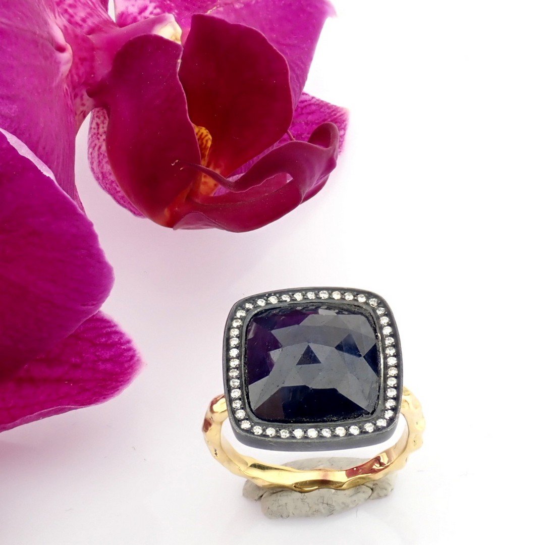 Gold ring detailed with slice cut rough sapphire in the centre, brilliant diamonds on silver frame.. - Image 4 of 12