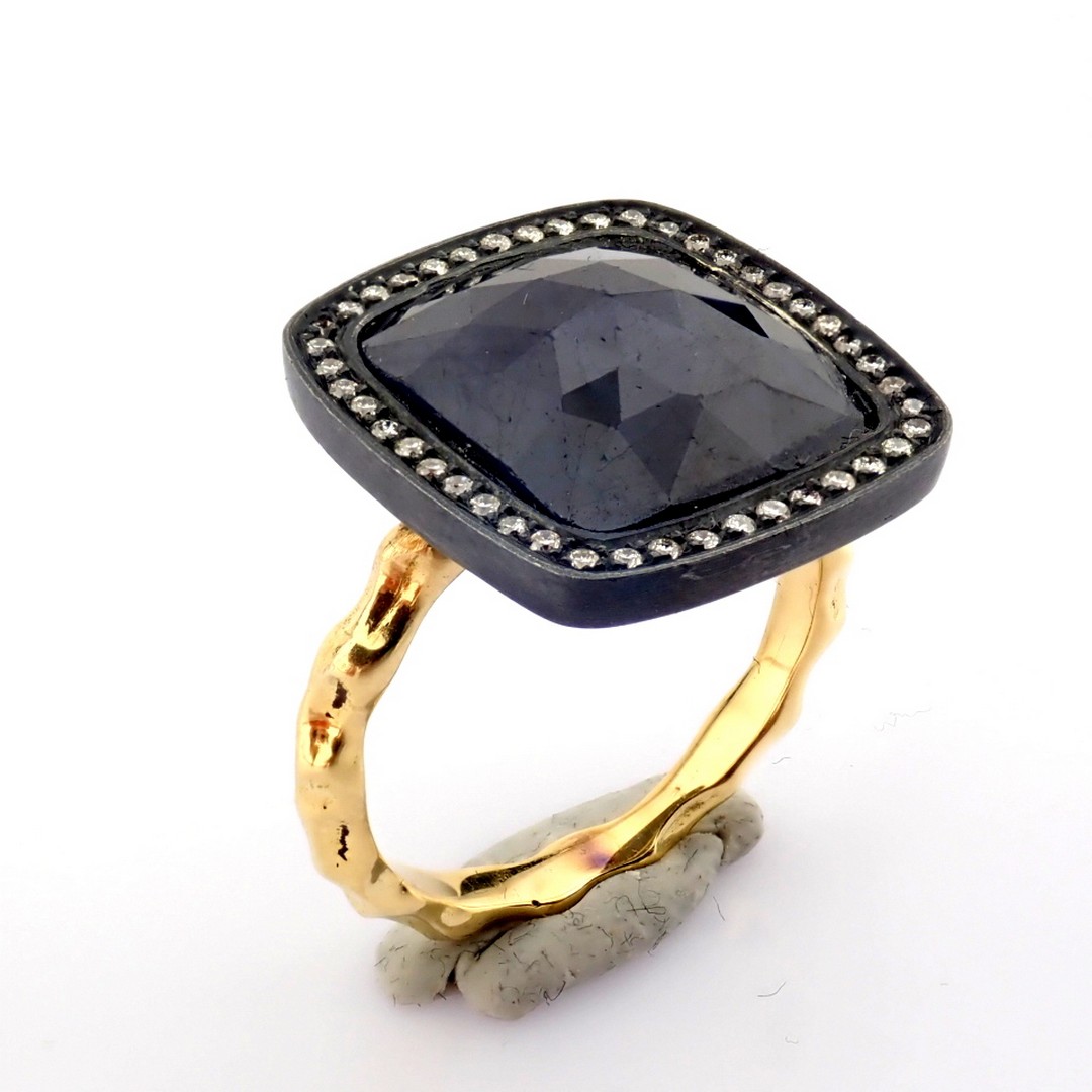 Gold ring detailed with slice cut rough sapphire in the centre, brilliant diamonds on silver frame.. - Image 10 of 12