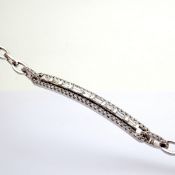 18K white gold bracelet detailed with brilliant diamonds.