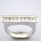 18K white gold ring detailed with 1.08 ct princess diamonds