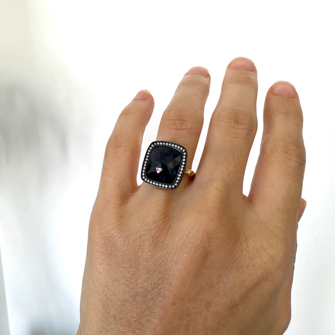 Gold ring detailed with slice cut rough sapphire in the centre, brilliant diamonds on silver frame.. - Image 5 of 12