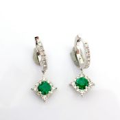 An exquisite cluster earrings made of emerald , brilliant diamonds and gold