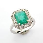 18K White gold cluster ring detailed with vibrant emerald and brilliant diamonds