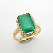 18K Yellow gold cluster ring detailed with vibrant emerald and brilliant diamonds