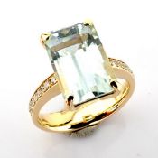 14K yellow gold ring detailed with aquamarine, brilliant diamonds