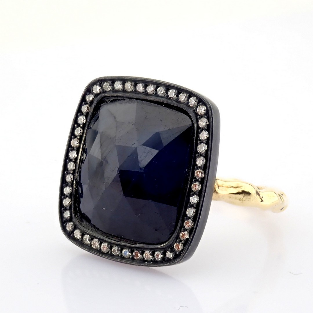 Gold ring detailed with slice cut rough sapphire in the centre, brilliant diamonds on silver frame.. - Image 3 of 12