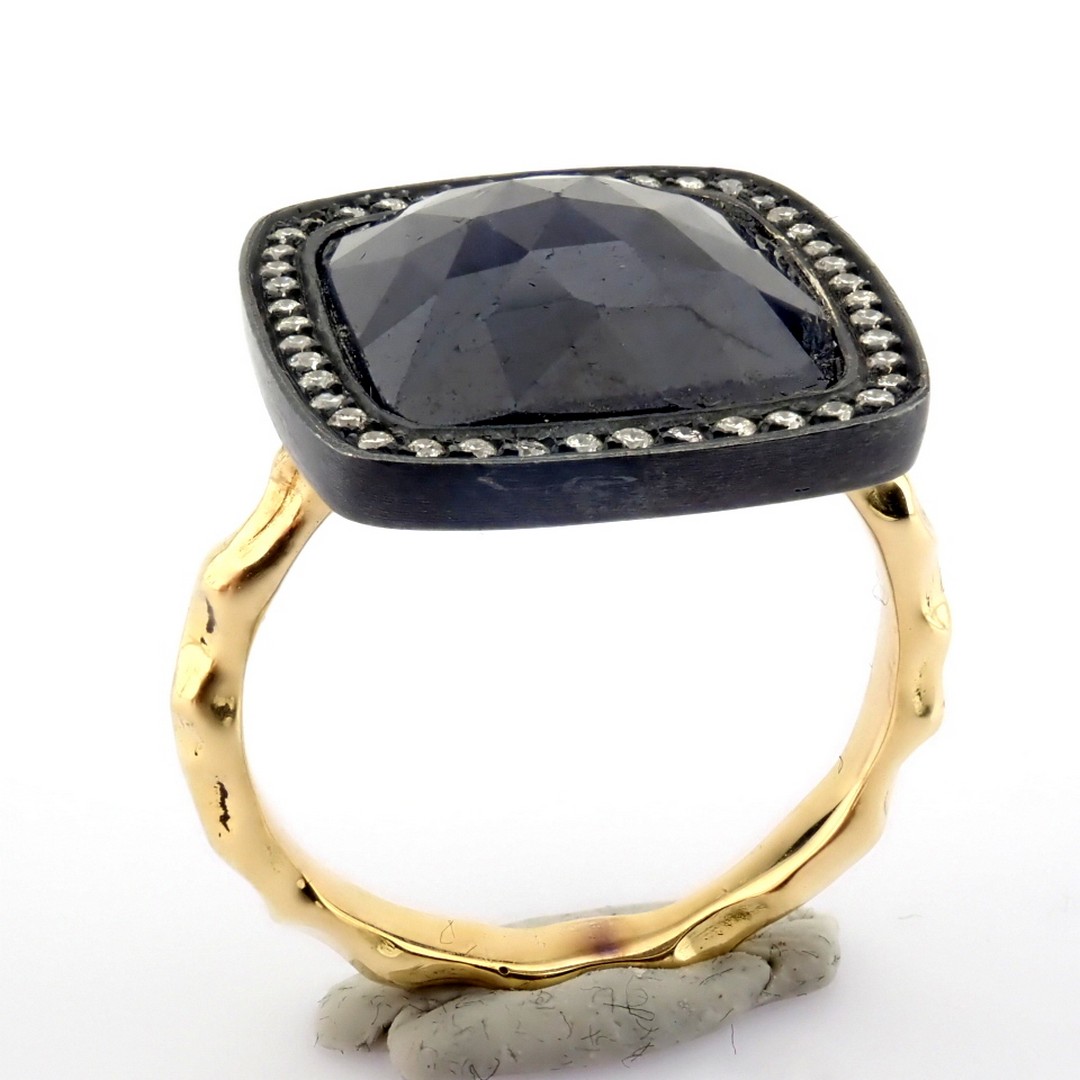 Gold ring detailed with slice cut rough sapphire in the centre, brilliant diamonds on silver frame.. - Image 9 of 12