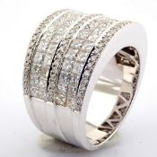 18K white gold ring detailed with brilliant diamonds