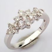 18k white gold ring , detailed with brilliant diamonds.