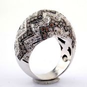 18K white gold ring detailed with brilliant diamonds