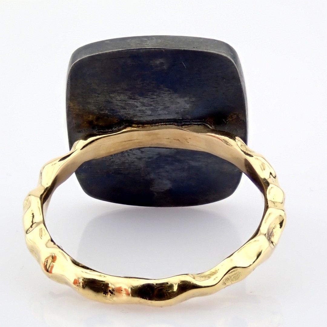 Gold ring detailed with slice cut rough sapphire in the centre, brilliant diamonds on silver frame.. - Image 6 of 12