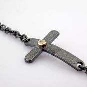 Cross bracelet detailed with brilliant diamonds and 18K gold on silver