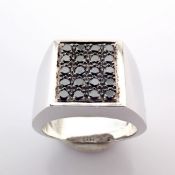 18K white gold ring detailed with black diamonds