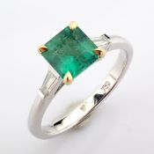 18K White gold ring detailed with vibrant emerald and trapeze diamonds