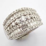 18k white gold ring detailed with 1.23 ct diamonds