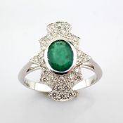18K White gold ring detailed with vibrant emerald and brilliant diamonds