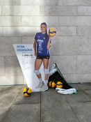 Lebensgroßer Pappaufsteller Nina Herelová (handsigniert)