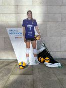 Lebensgroßer Pappaufsteller Rachel Anderson (handsigniert)