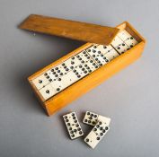 Dominosteine-Set in Holzkasten (um 1920/30)