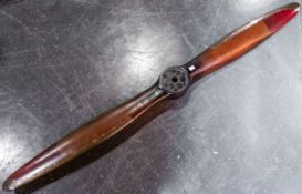 Holzpropeller (Herkunft und Alter unbekannt)