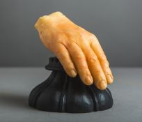 Wachshand auf Holzstand (um 1880/1900)