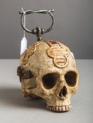 Opferstock in Form eines Totenschädels (wohl 18. Jh.)