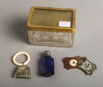 4-teiliges Konvolut von Vitrinenobjekten