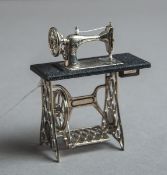 Modell einer Nähmaschine