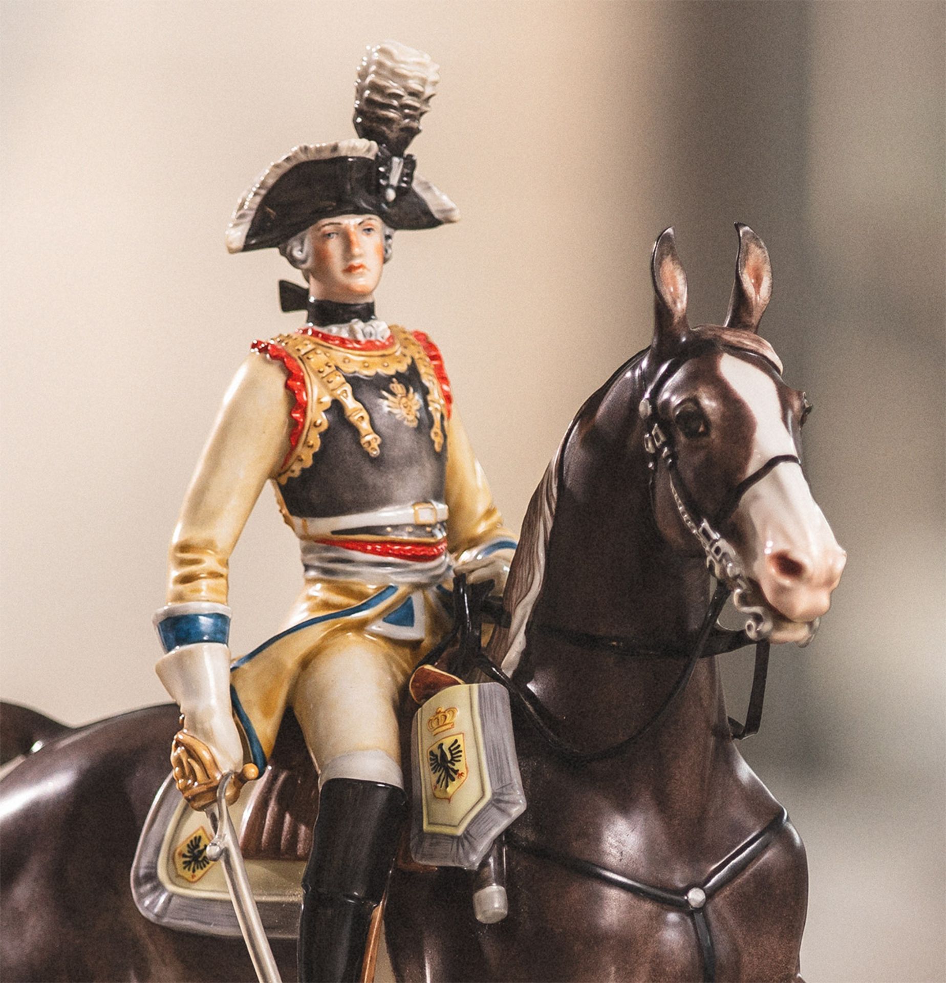 Reiterfigur "Kürassier-Regiment von Seydlitz" zu Pferd (Porzellanmanufaktur Allach) - Bild 2 aus 2