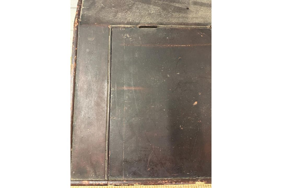 A mahogany desk top with hinged lid revealing storage and pigeon holes (H48cm W63cm D58cm) - Image 4 of 4