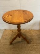 A pine circular pedestal table (H70cm Dia54cm)