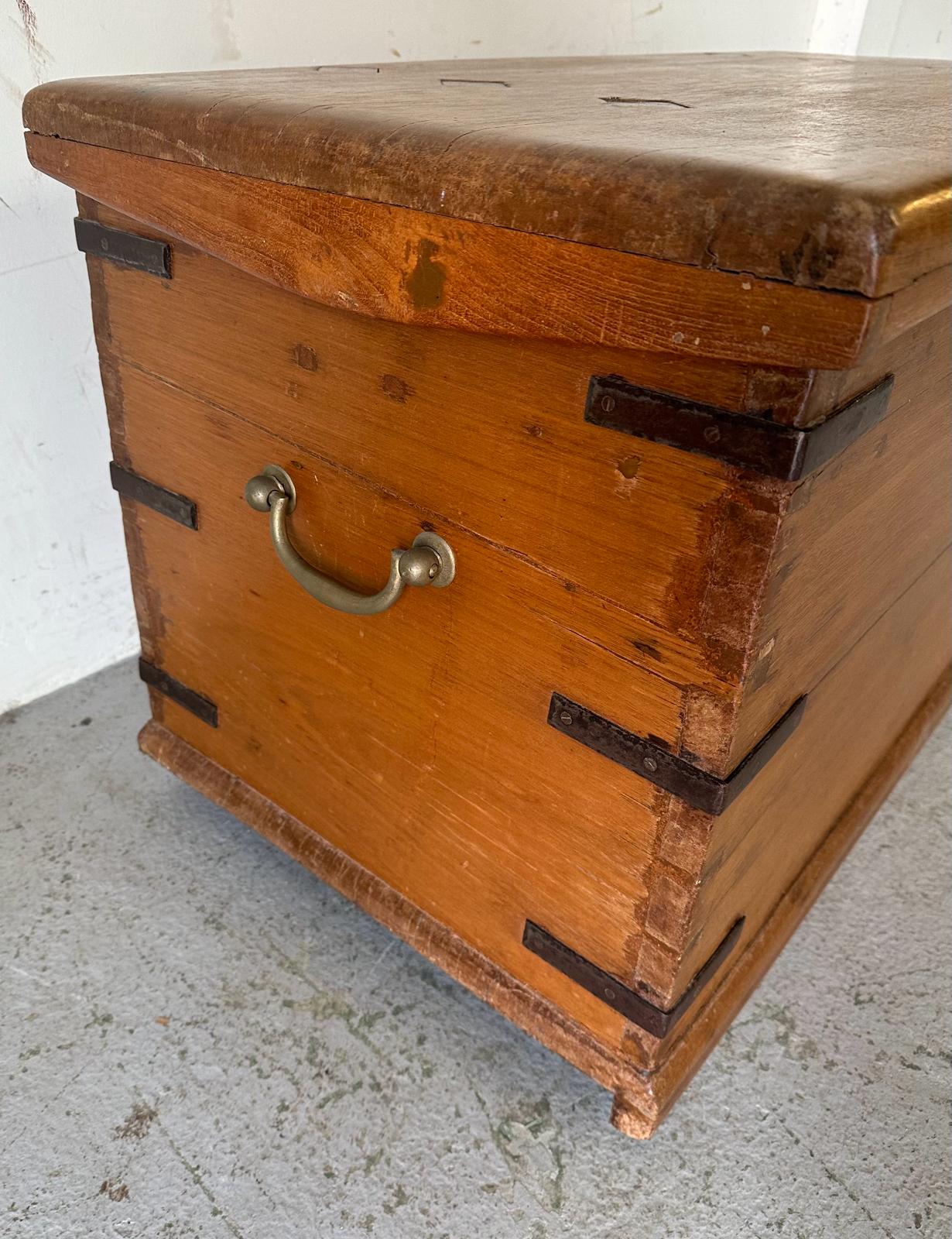 A Middle Eastern style storage trunk with brass handles, metal brackets to corners and diamond inlay - Image 4 of 6