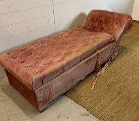 A button back chaise lounge (H60cm W160cm D60cm SH40cm)