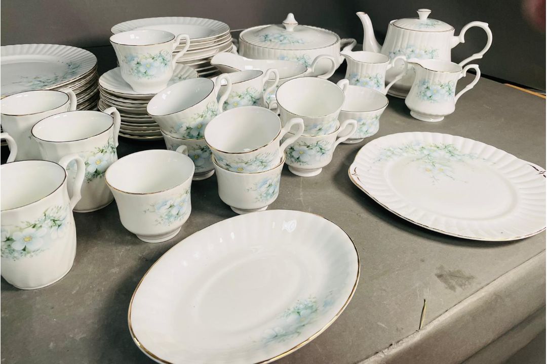 A vintage Royal Stafford English bone china dinner service in Blossom Time Floral pattern, gold line - Image 4 of 7