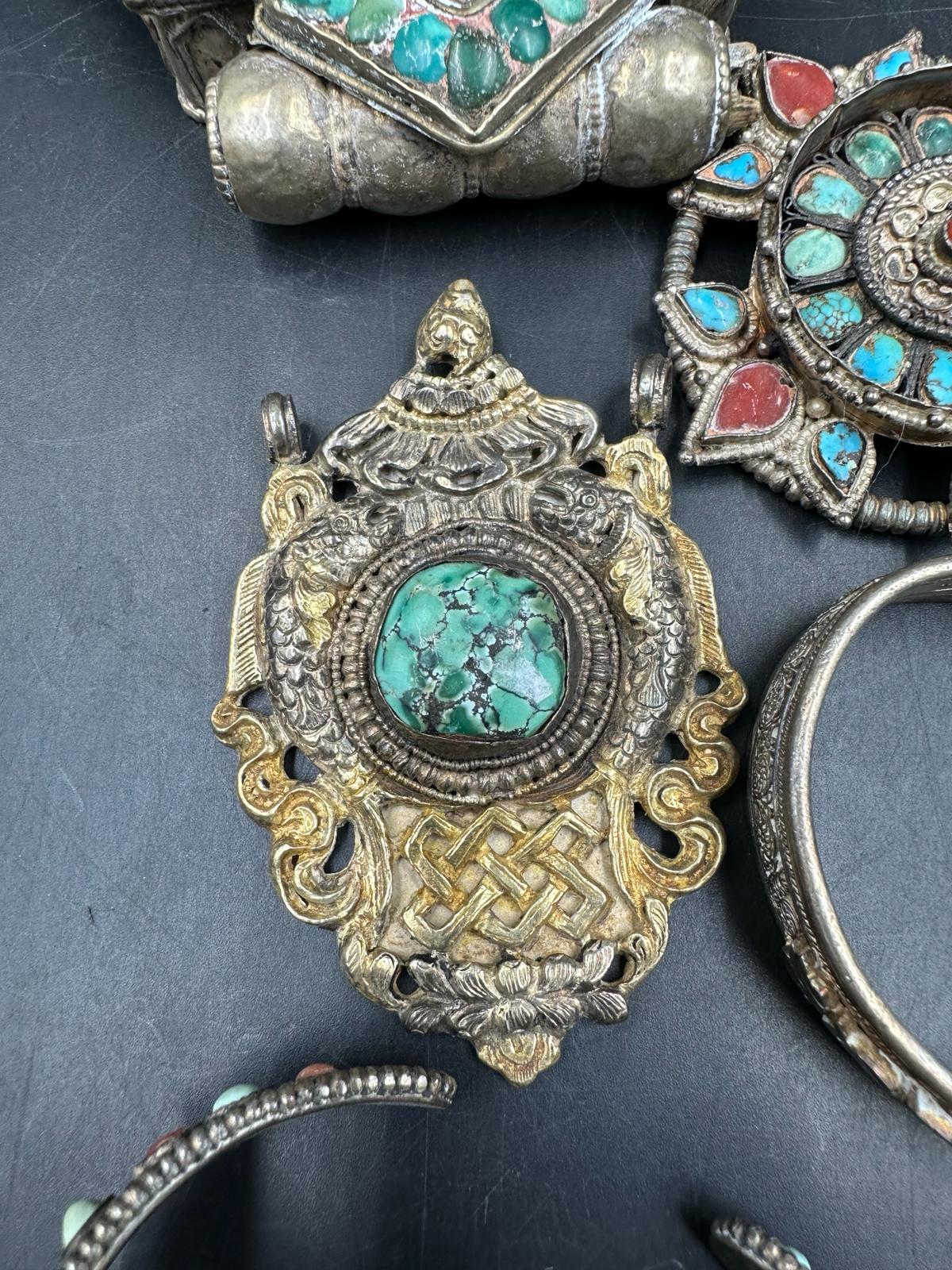 A selection of native American jewellery to include pendants and bangles - Image 4 of 8