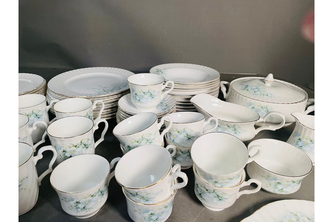 A vintage Royal Stafford English bone china dinner service in Blossom Time Floral pattern, gold line - Image 3 of 7