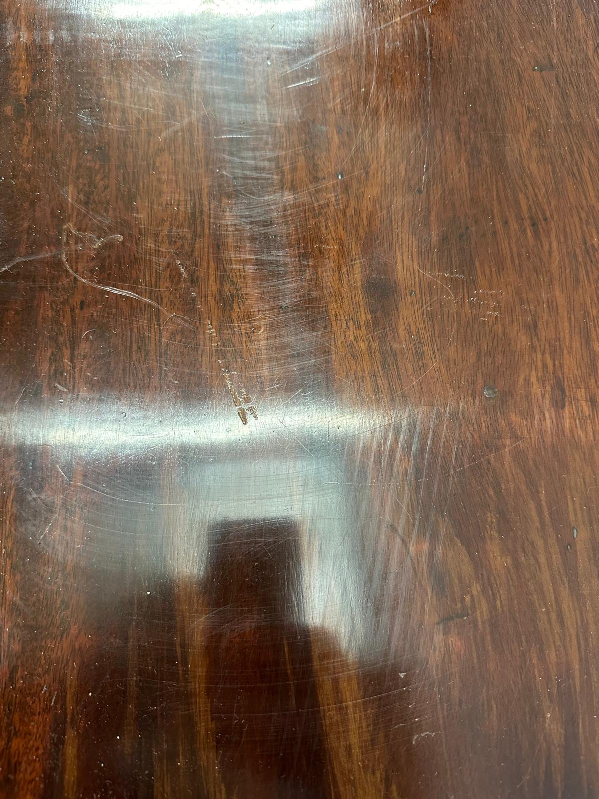 A mahogany gateleg table on tapering legs (D91cm W126cm H72cm) - Image 5 of 5