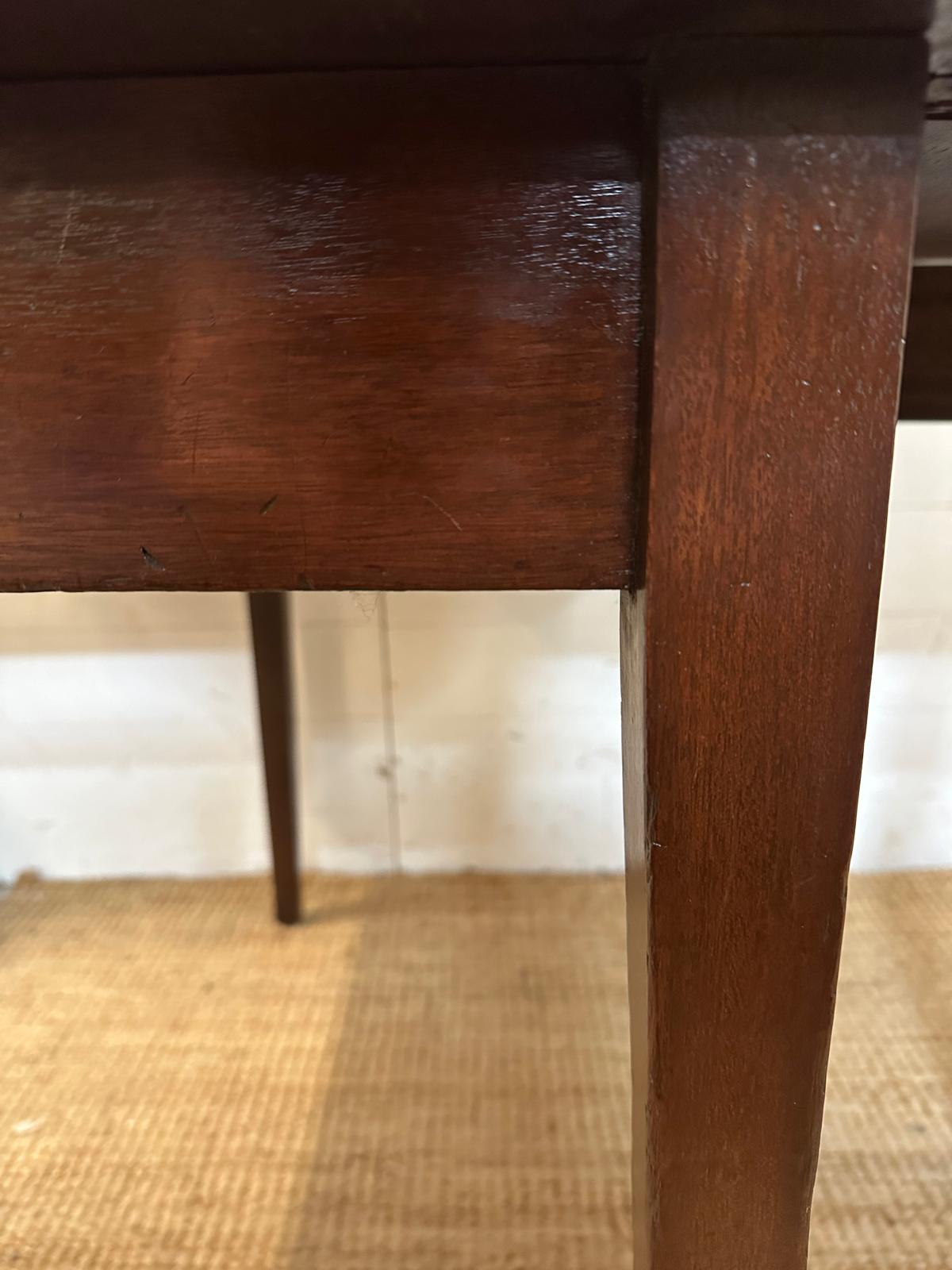 A mahogany gateleg table on tapering legs (D91cm W126cm H72cm) - Image 3 of 5