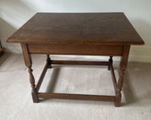 An oak side table with turned legs (H50cm W70cm D53cm)
