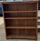 An Edwardian oak open bookcase (H127cm W112cm D29cm)