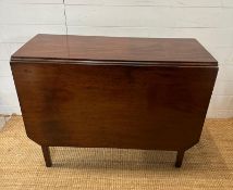 A mahogany gateleg table on tapering legs (D91cm W126cm H72cm)