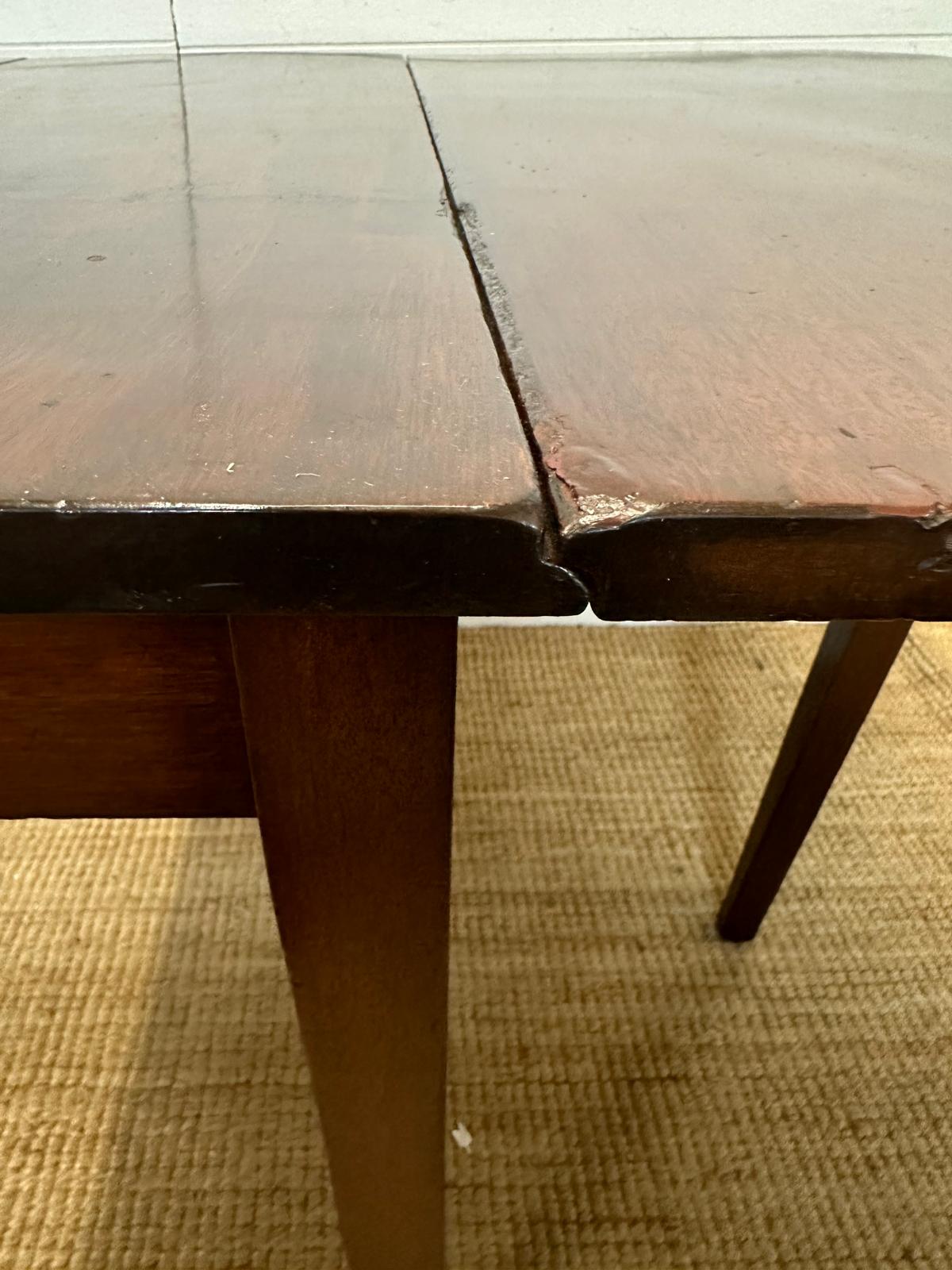 A mahogany gateleg table on tapering legs (D91cm W126cm H72cm) - Image 4 of 5