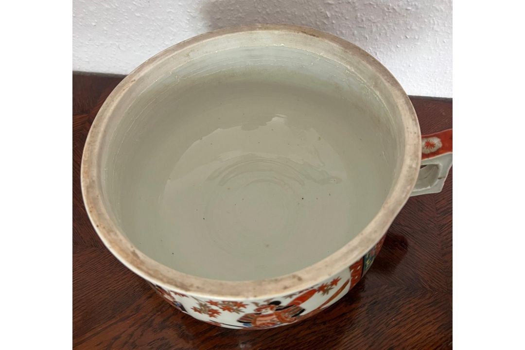 A Japanese porcelain bowl with lid (Dia22cm) - Image 3 of 5