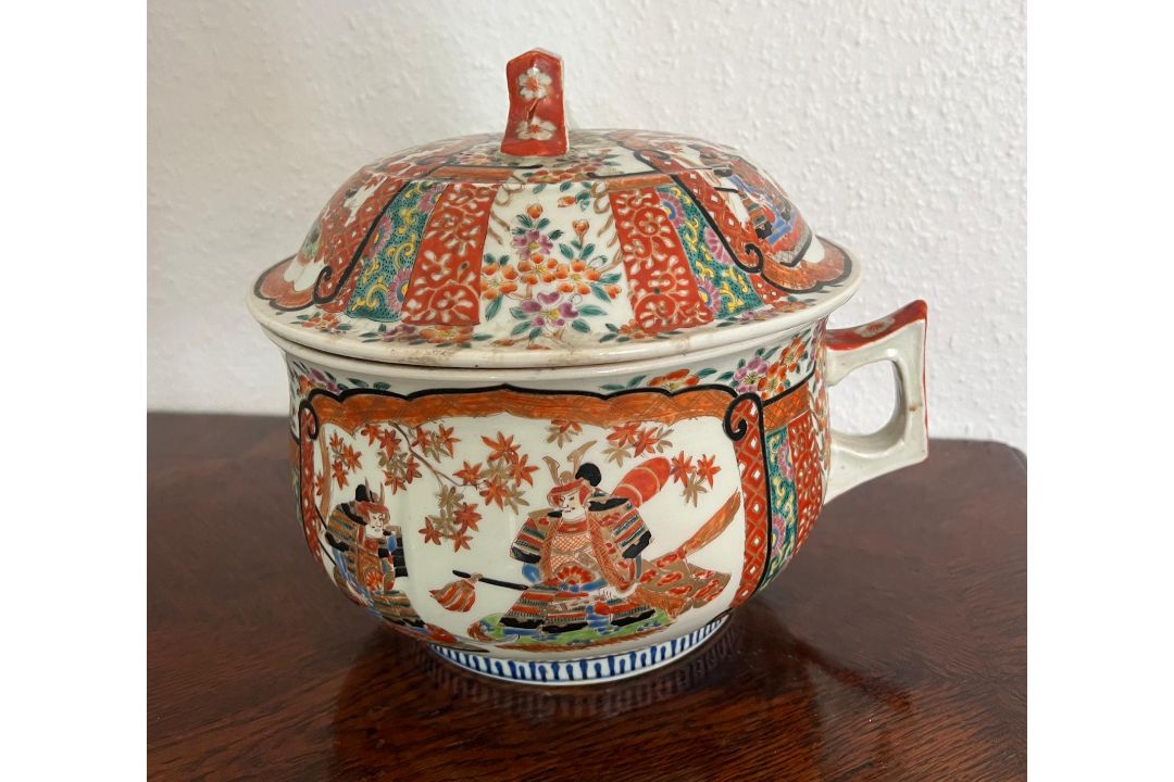 A Japanese porcelain bowl with lid (Dia22cm) - Image 1 of 5