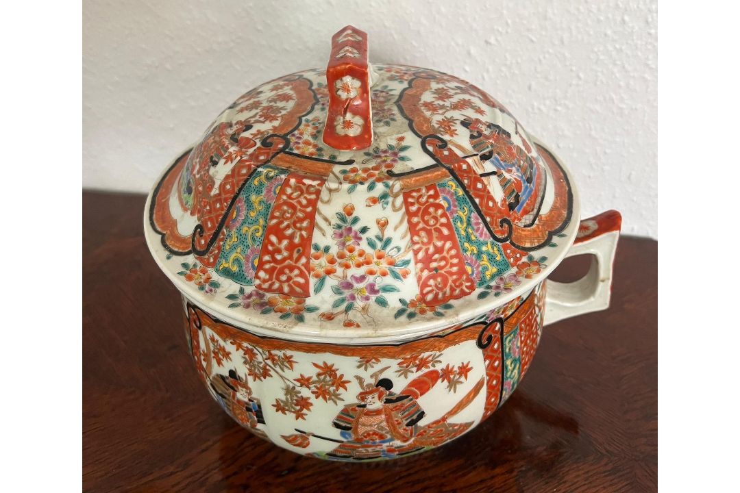 A Japanese porcelain bowl with lid (Dia22cm) - Image 4 of 5