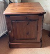 A pine side cupboard (H60cm W51cm D44cm)