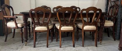 A mahogany extendable dining table on turned and reeded legs ending in castors with six chairs and