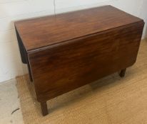 Extendable mahogany table (104cm)