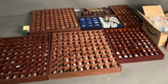 A quantity of collectable and commemorative thimble, various patterns and subjects