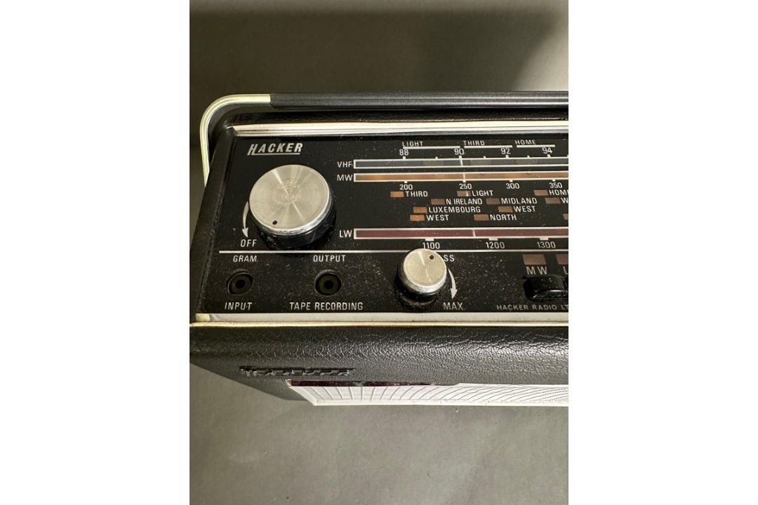 A vintage Sovereign portable radio - Image 5 of 5